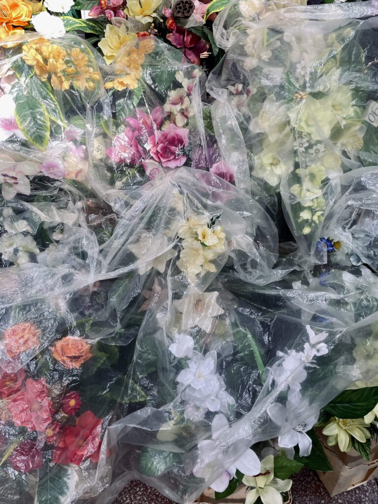 Zdjęcie: kolorowe kwiaty zakryte przezroczystą folią 