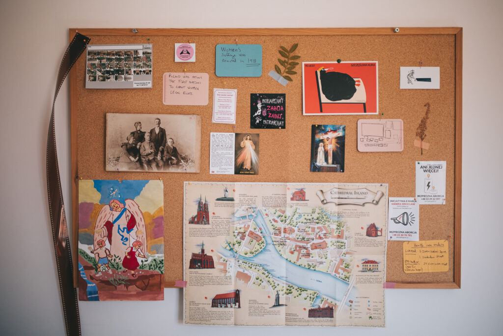 photo of a corkboard with attached photos, notes, flyers and stickers creating a map of the residency process and a kind of archive of the Kine residency